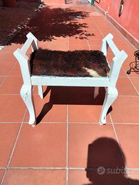 Panca sgabello vintage in legno bianco e pelliccia
