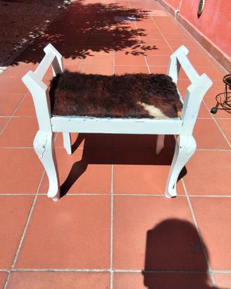 Panca sgabello vintage in legno bianco e pelliccia