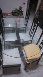 Eleganza senza tempo: vetrinetta nera, tavolo in v