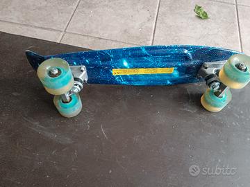 Skateboard con ruote luninose