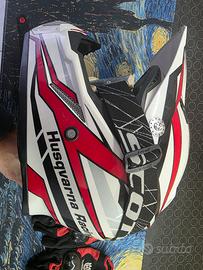 Casco carbonio e guanti Husqvarna