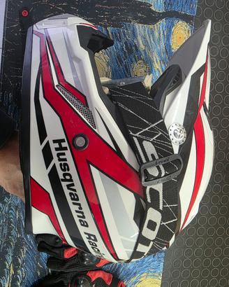 Casco carbonio e guanti Husqvarna