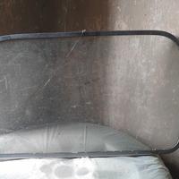 vetro di una portiera di una macchina antica