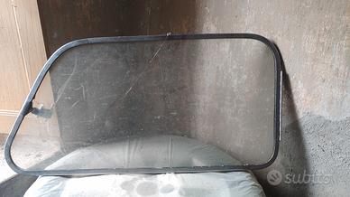 vetro di una portiera di una macchina antica