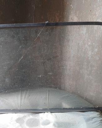 vetro di una portiera di una macchina antica