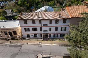 Poli: appartamento centrale con corte esterna