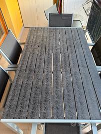 Tavolo da esterno con sei sedie