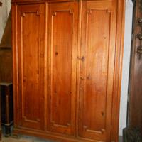 Armadio antico a tre ante