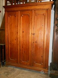 Armadio antico a tre ante