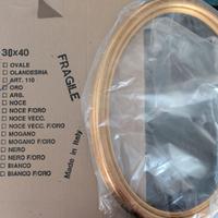 Cornice in legno ovale colore oro