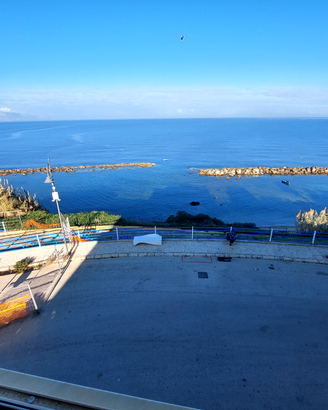 Poseidone sul mare