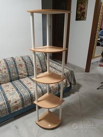 Libreria angolare con ripiani
