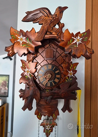 Orologio a cucù tedesco in legno intagliato