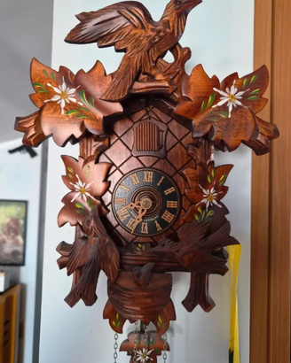 Orologio a cucù tedesco in legno intagliato
