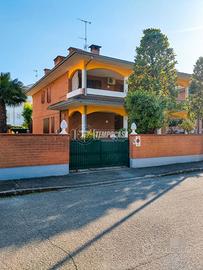 Villa a Schiera a Castelnuovo Rangone 6 locali