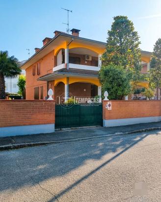 Villa a Schiera a Castelnuovo Rangone 6 locali