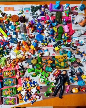 Action figure varie sorpresine Kinder.