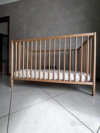 Lettino  in legno con materasso