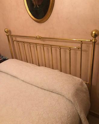 letto matrimoniale  100 euro culla 50 euro tavolo 