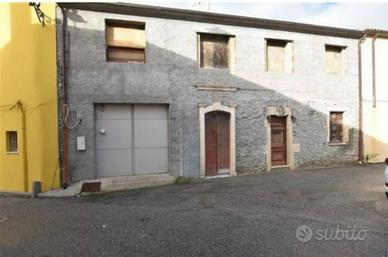 Villa su due piani indipendenti 250mq. Box auto
