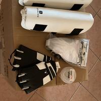 Parastinchi, guanti, jockstrap, paradenti