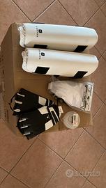 Parastinchi, guanti, jockstrap, paradenti