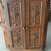 Mobile antico con decorazioni