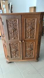 Mobile antico con decorazioni