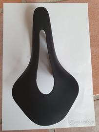 Sella in carbonio leggerissima 80gr