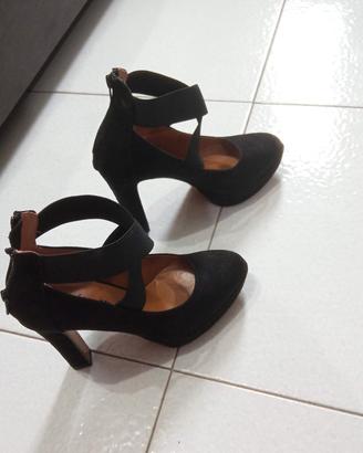 Scarpa con tacco 