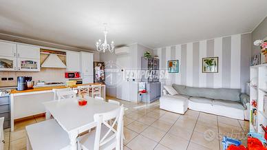 TRILOCALE CON BALCONE E GARAGE