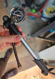 Pompa con manometro bici