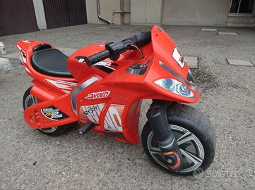 Motocicletta a motore giocattolo