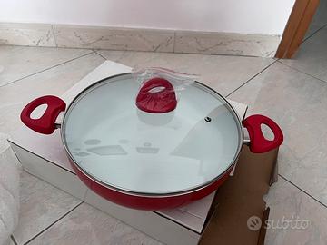 Padella bianca e rossa cucina