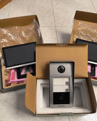 Videocitofono bifamiliare IP Hikvision e 2 monitor