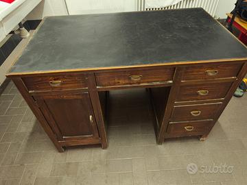 Scrivania antica