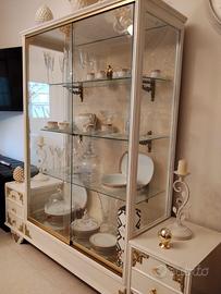 Vetrina in legno bianco