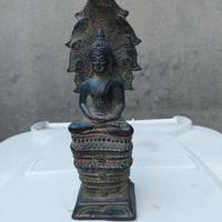 Buddha seduto in meditazione su un grande serpente