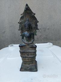 Buddha seduto in meditazione su un grande serpente