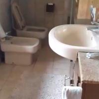 Mobile bagno con specchio e sanitari 