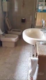 Mobile bagno con specchio e sanitari 