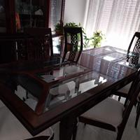 Tavolo in mogano con sedie