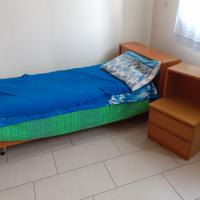 Letto singolo con comodino abbinato