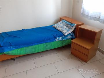 Letto singolo con comodino abbinato