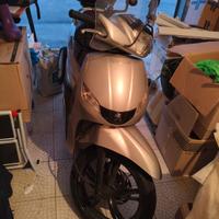 scooter 150 Peugeot tweet