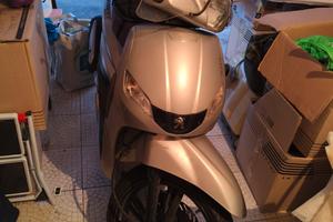 scooter 150 Peugeot tweet