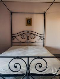 Letto a baldacchino in ferro realizzato a mano