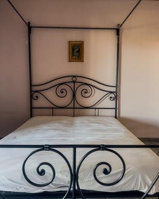 Letto a baldacchino in ferro realizzato a mano