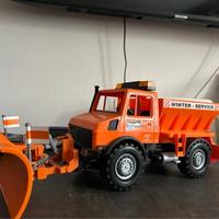 Modellino Bruder Unimog Mercedes con spazzaneve.