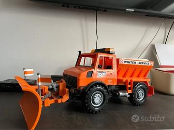 Modellino Bruder Unimog Mercedes con spazzaneve.